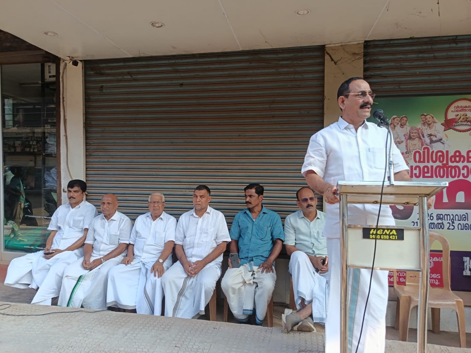 ബസ് കാത്തിരിപ്പ് കേന്ദ്രം പൊളിച്ചു മാറ്റി റോഡ് വികസനo സാദ്ധ്യമാക്കണം