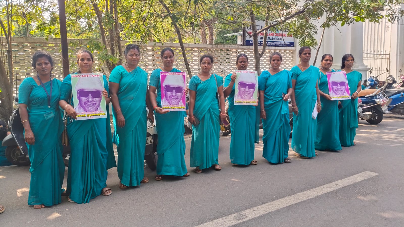 എംജിആർ തൊപ്പി ധരിച്ച രംഗസ്വാമി മുഖ്യമന്ത്രിക്ക് നന്ദി..