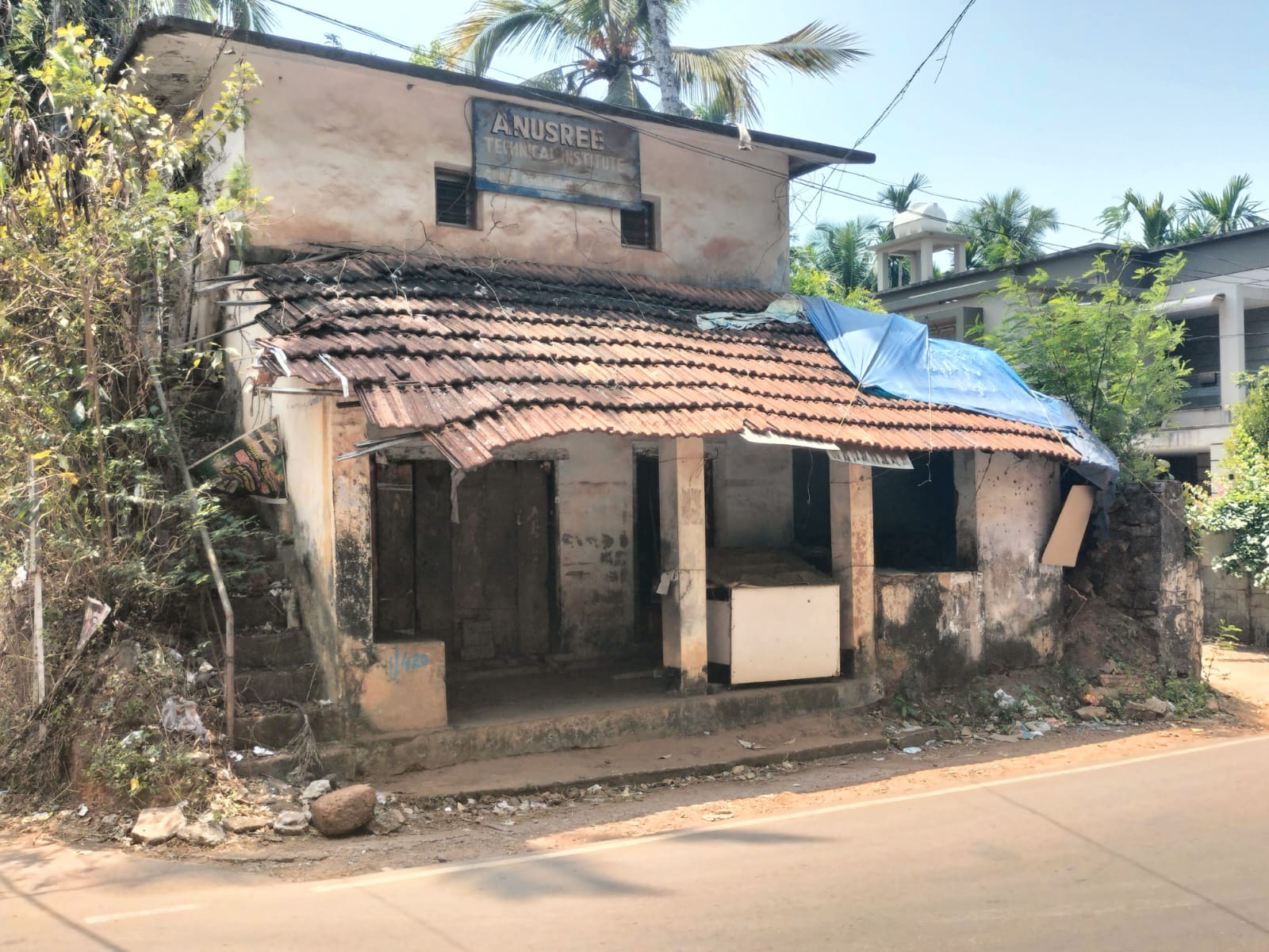 കെട്ടിടം അപകടാവസ്ഥയിൽ