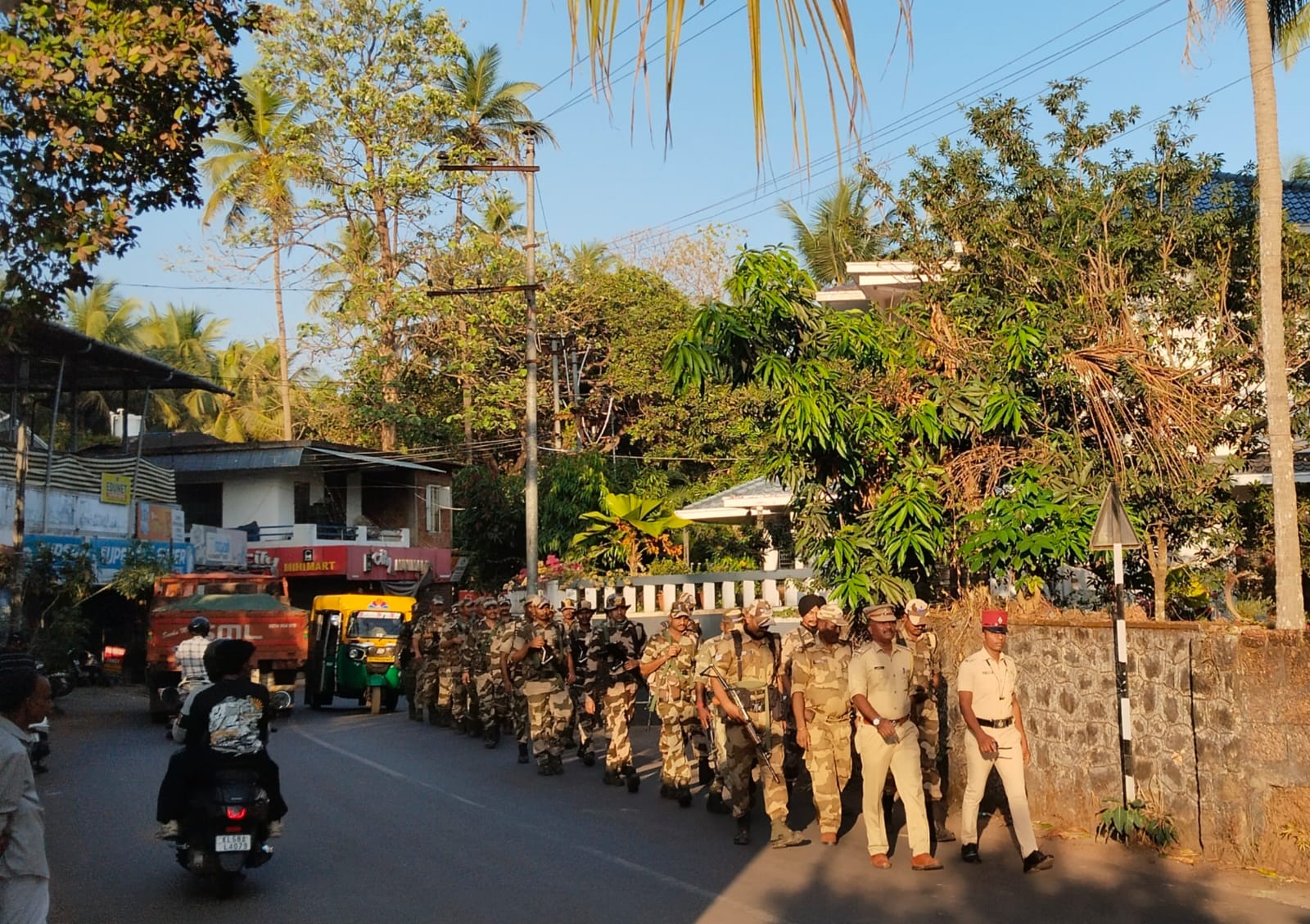 മാഹി പൊലീസ് ചൊക്ലി–ഈസ്റ്റ് പള്ളൂർ പ്രദേശത്ത് ഫ്ലാഗ് മാർച്ച് നടത്തി.