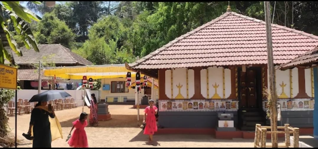 അഴീക്കൽ ഭഗവതി ക്ഷേത്രത്തിൽ പൂരോത്സവത്തിന് കൊടിയേറി