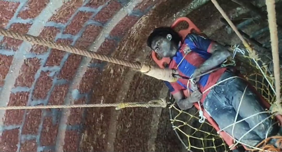 ചെണ്ടയാട് അക്കാനിശേരിയിൽ  ഫുട്ബോൾ  കളിക്കുന്നതിനിടെ 15 കാരന് കിണറ്റിൽ വീണ് ഗുരുതര പരിക്ക്. ; പാനൂർ ഫയർഫോഴ്സ് രക്ഷകരായി