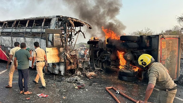 ആന്ധ്രയില്‍ സ്വകാര്യ ബസ് ലോറിയുമായി കൂട്ടിയിടിച്ച് തീപിടിച്ചു; 13 മരണം; നിരവധി പേര്‍ക്ക് പരിക്ക്