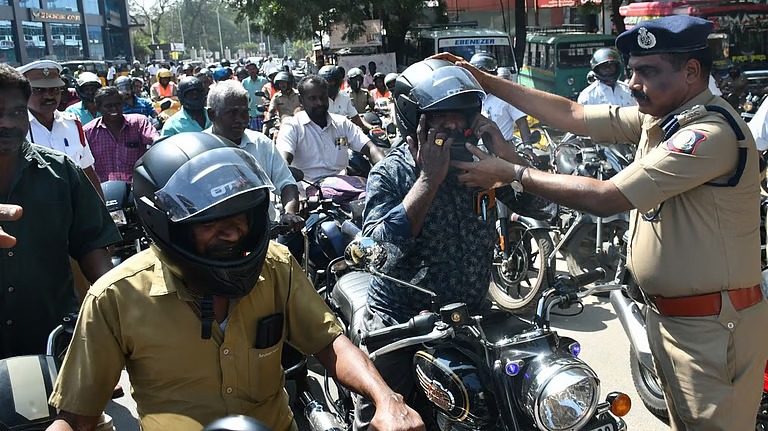 ഹെൽമറ്റ് ഇല്ലാതെ യാത്ര, സ്പെഷ്യൽ ഡ്രൈവിൽ പിരിച്ചെടുത്തത് 2.7 കോടി രൂപ; കണ്ടെത്തിയത് അരലക്ഷം നിയമലംഘനങ്ങൾ
