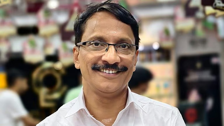 'പോറ്റിയേ കേറ്റിയേ' പാടി പ്രചാരണം: യുഡിഎഫ് സ്ഥാനാര്‍ഥിക്കെതിരെ തെരഞ്ഞെടുപ്പ് കമ്മീഷന് പരാതി; ഇനിയും പാടുമെന്ന് പഴകുളം മധു