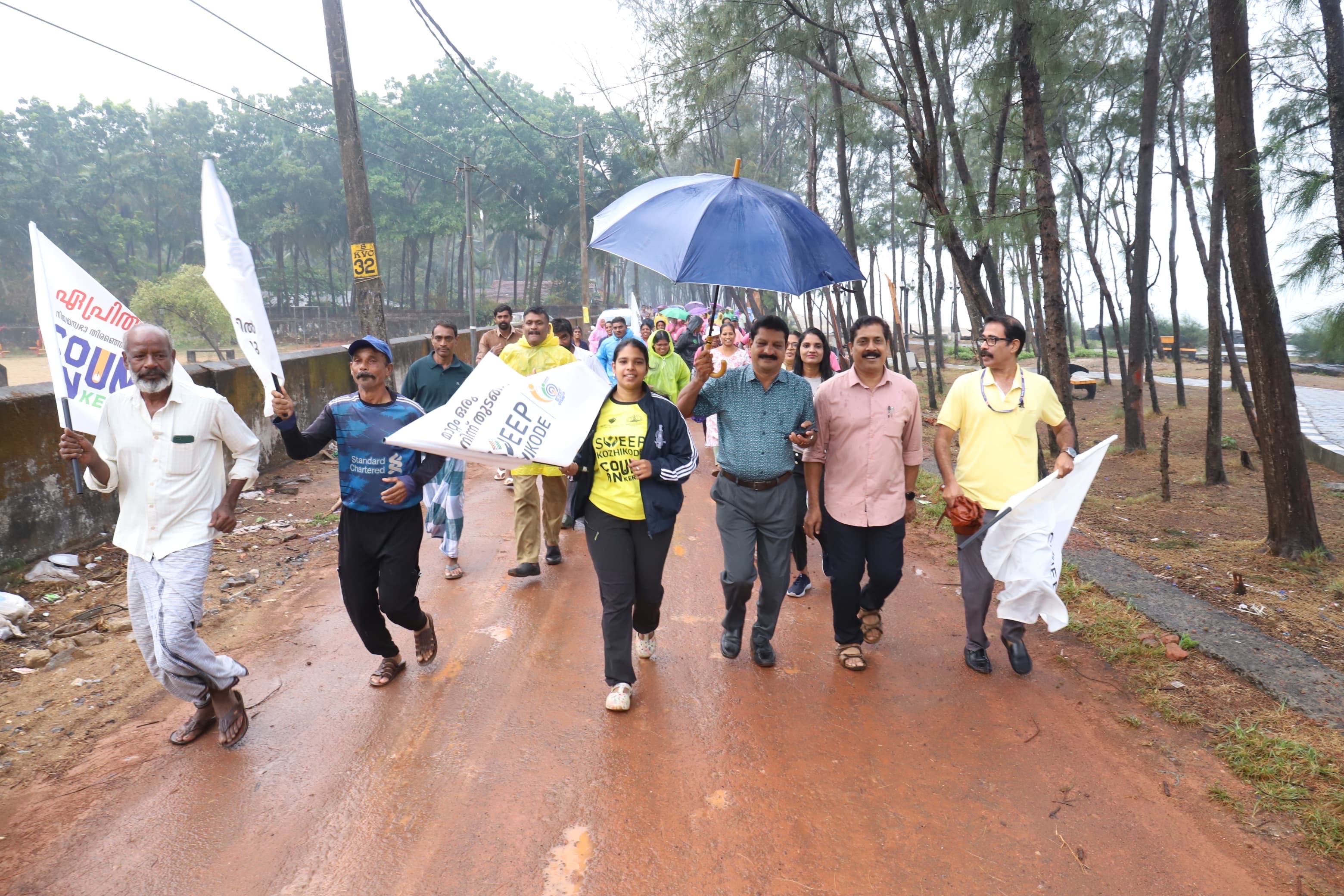 മഴയത്തും  ആവേശം ചോരാതെ തെരഞ്ഞെടുപ്പ് ബോധവത്ക്കരണം മാറാട്  ഗോദീശ്വരം ബീച്ചില്‍ ‘ബീച്ച് റണ്‍ ടോക്ക്’ പരിപാടി സംഘടിപ്പിച്ചു:-