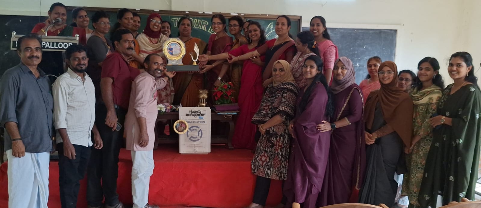 *കസ്തൂർബ ഗാന്ധി ഗവ: ഹൈസ്കൂൾ ഹെഡ് മിസ്ട്രസ്സ് ലിസി ഫെർണാണ്ടസിന് യാത്രയയപ്പ് നൽകി*