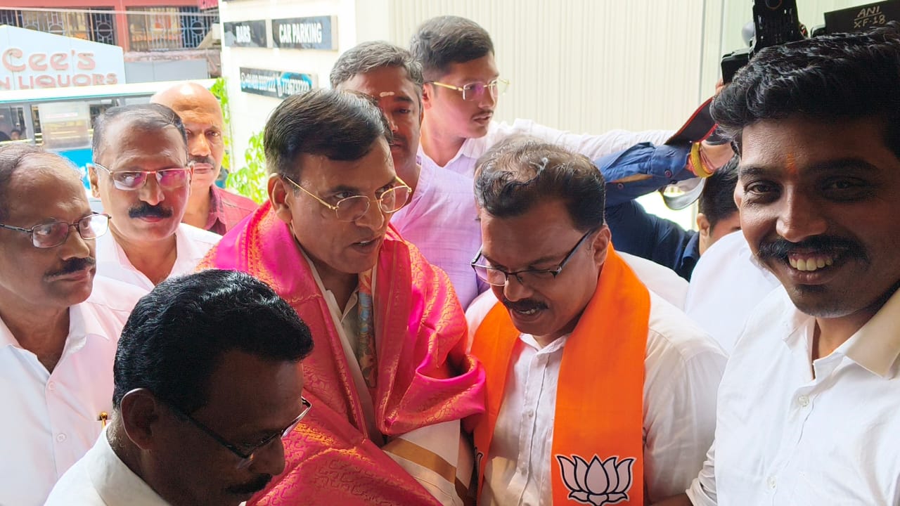 *കേന്ദ്ര മന്ത്രി മൻസുഖ് മണ്ഡവിയ്ക്ക് മാഹിയിൽ സ്വീകരണം*