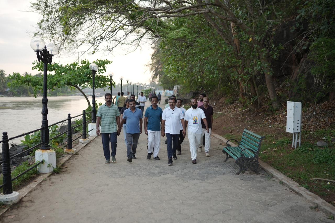 മാഹിയിൽ എൻഡിഎ സ്ഥാനാർഥിയോടൊപ്പം മോർണിംഗ് വാക്ക്