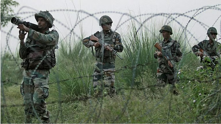 ലഷ്‌കര്‍ ഭീകരശൃംഖല തകര്‍ത്തു; രണ്ട് പാക് ഭീകരര്‍ ഉള്‍പ്പെടെ അഞ്ച് പേര്‍ അറസ്റ്റില്‍, ആയുധങ്ങള്‍ കണ്ടെടുത്തു