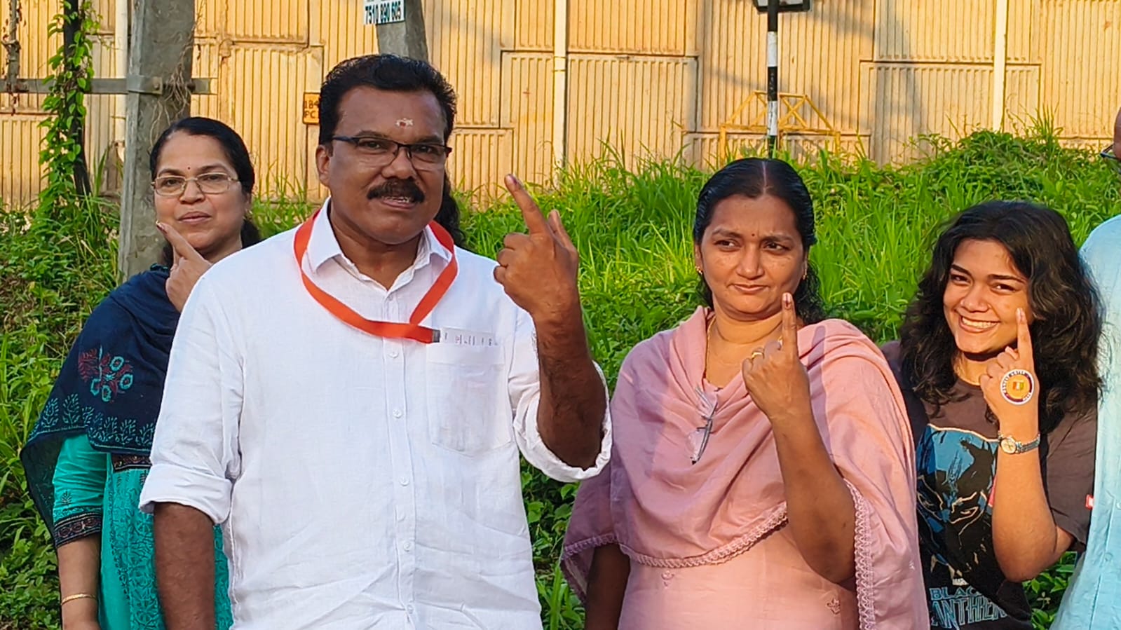 *മാഹിയിൽ എൻഡിഎ സ്ഥാനാർഥി എ. ദിനേശൻ കുടുംബസമേതം വോട്ട് രേഖപ്പെടുത്തി*