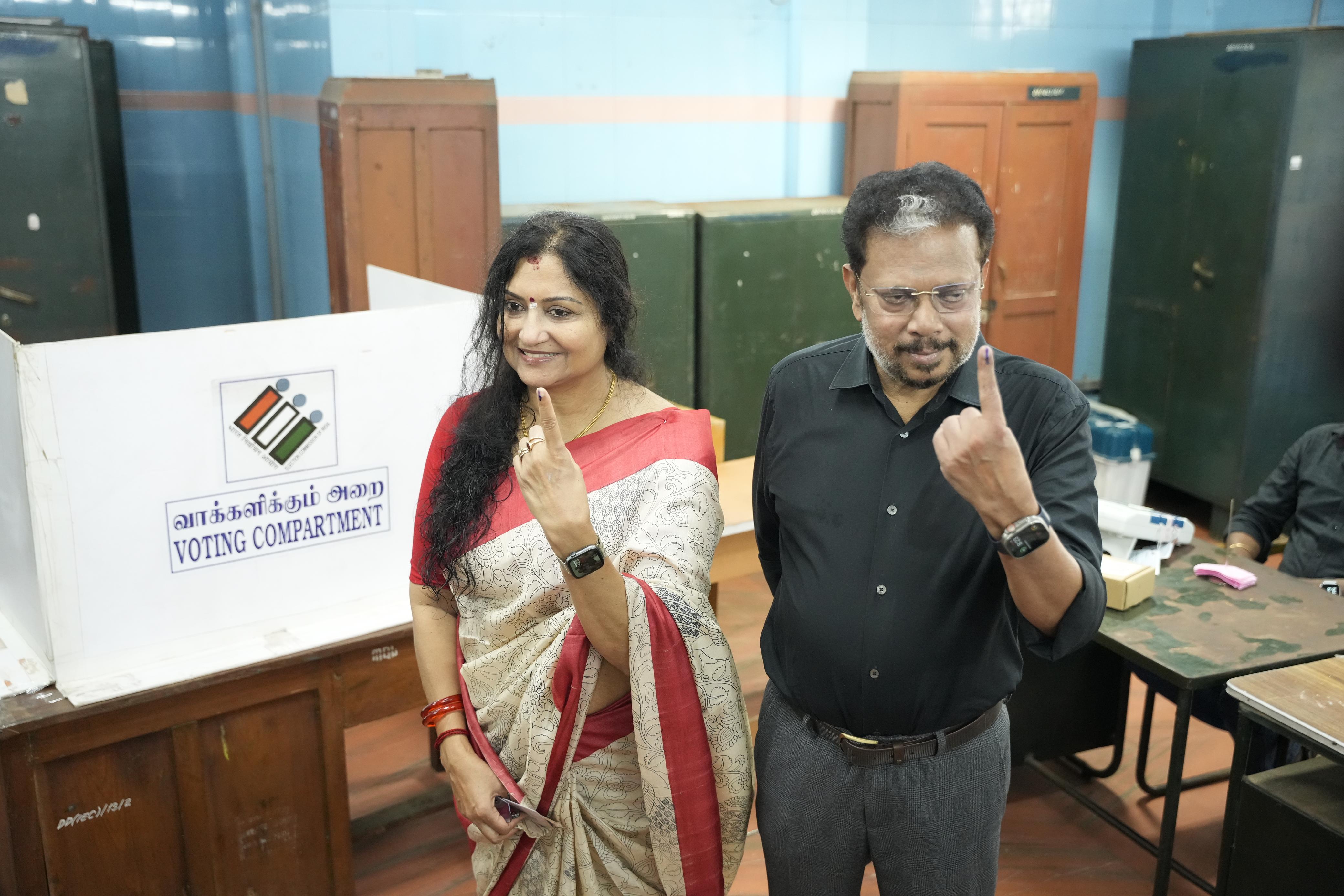 കൈലാശ്നാഥൻ കുടുംബസമേതം എത്തി വോട്ട് രേഖപ്പെടുത്തി