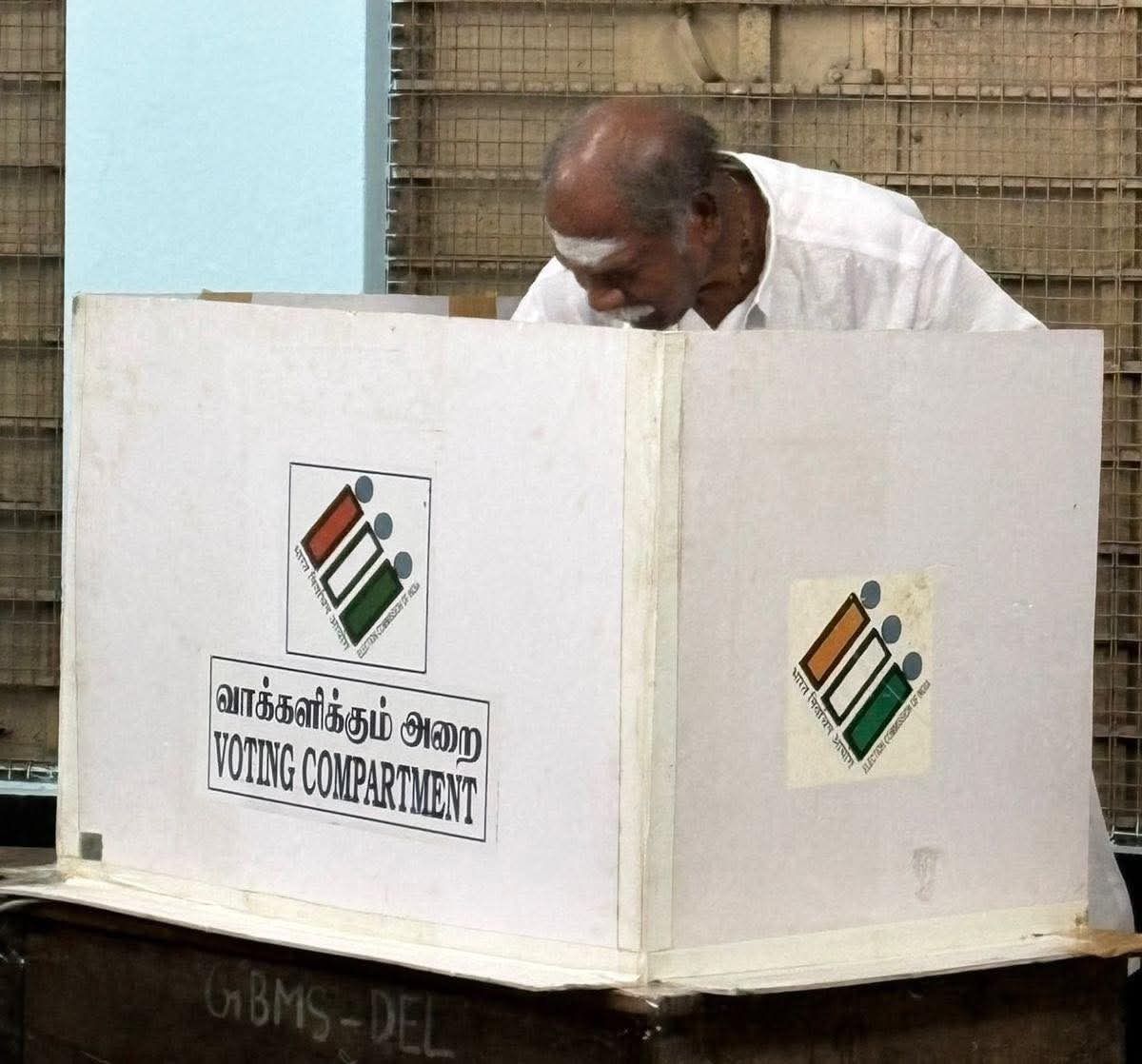 പുതുചേരി മുഖ്യമന്ത്രി എൻ രംഗസ്വാമി തട്ടാൻചാവടിയിൽ വോട്ട് രേഖപെടുത്തി.*