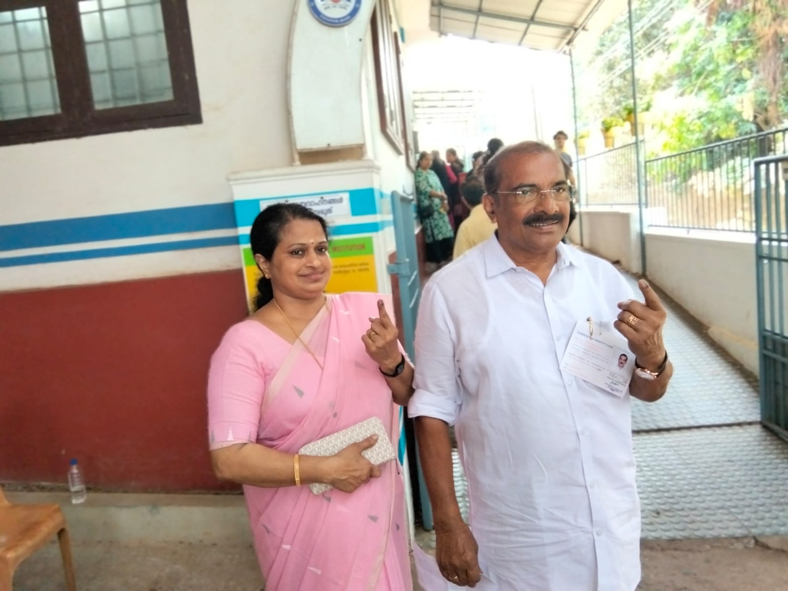 രമേഷ് പറമ്പത്ത് MLA വോട്ട് രേഖപ്പെടുത്തി