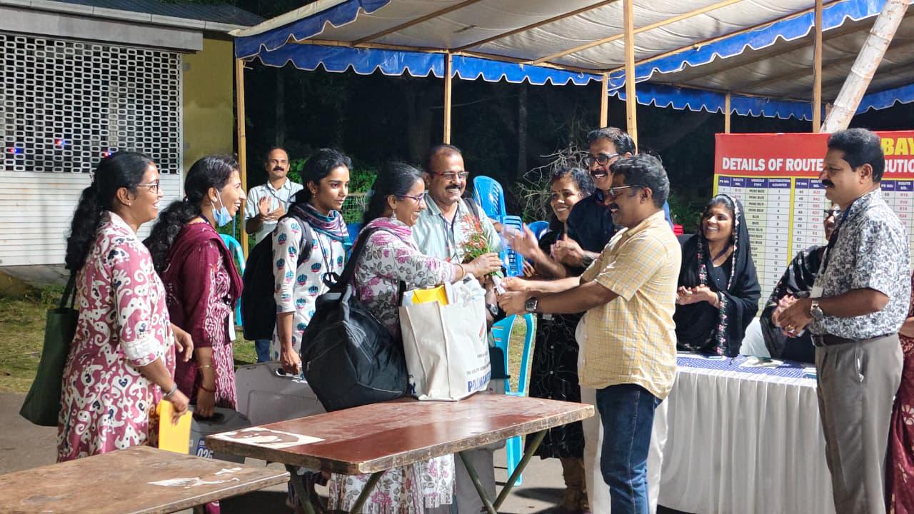 പൂച്ചെണ്ട് നൽകി സ്വീകരിച്ചു