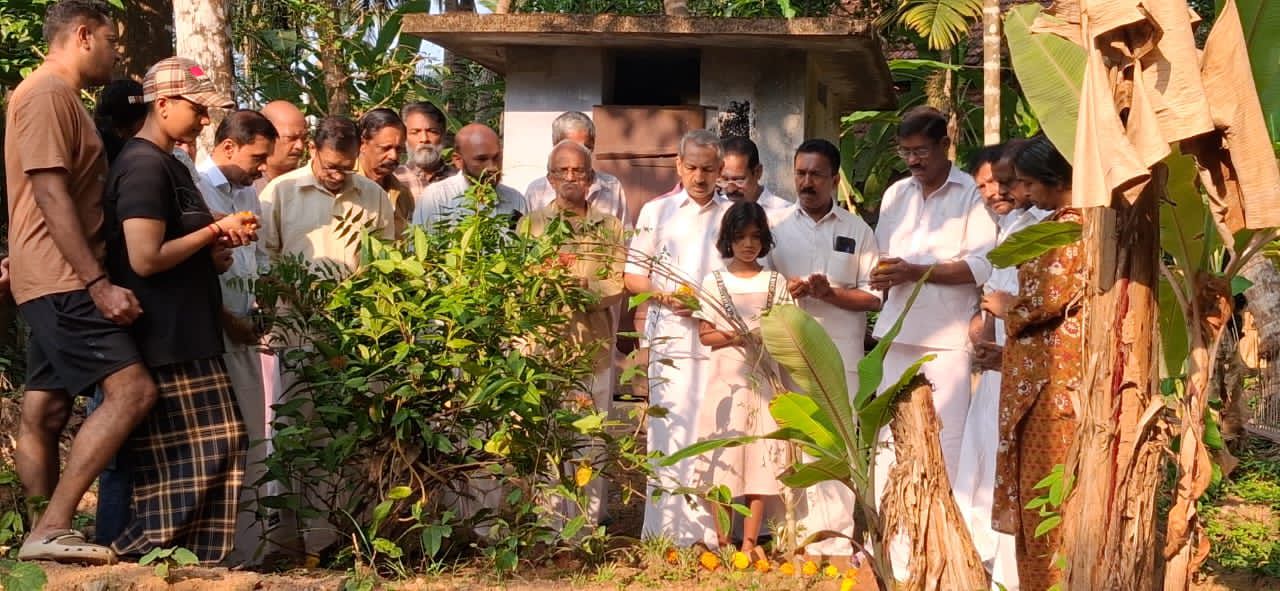 പുഷ്പാർച്ചനയും അനുസ്മരണ സമ്മേളനവും സംഘടിപ്പിച്ചു.