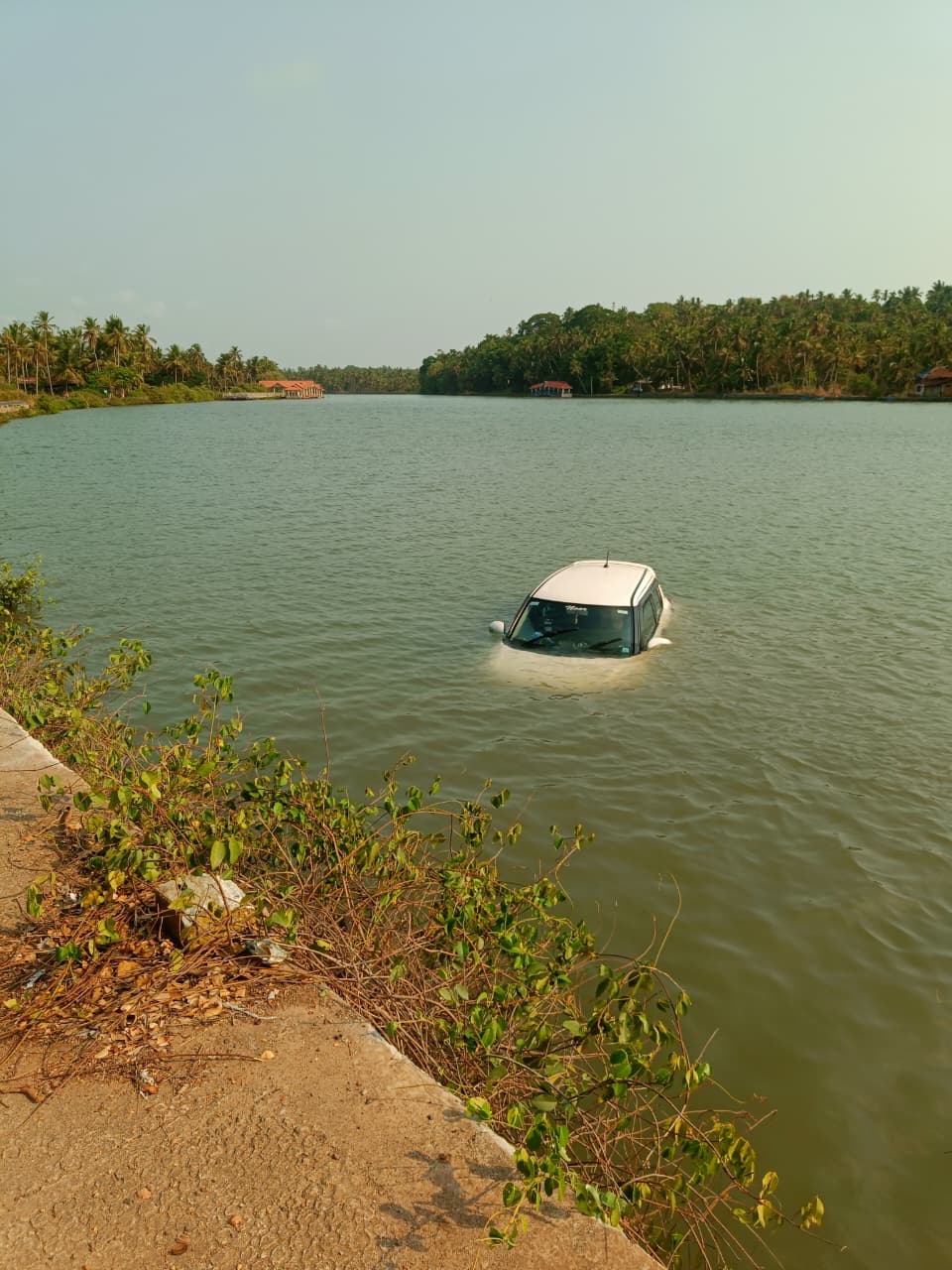 ഒളവിലം പാത്തിക്കലിൽ കാർ പുഴയിലേക്ക് വീണു.