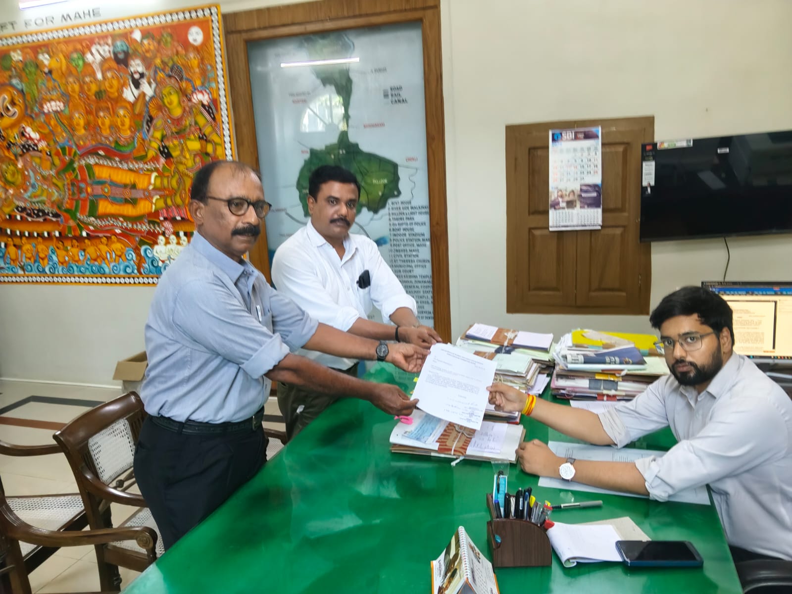 ചൂട് സഹിക്കാനാവതെ വിദ്യാർത്ഥികൾ: സ്ക്കൂളുകൾക്ക് അവധി നൽകണം