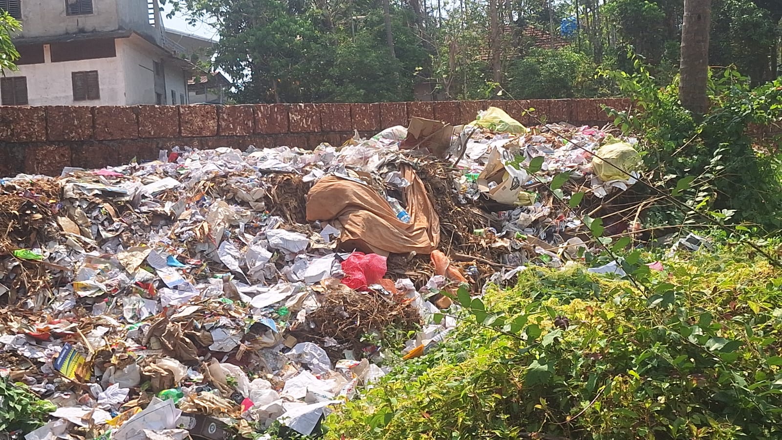 അശാസ്ത്രീയ  മാലിന്യ നിക്ഷേപം,സംസ്കരണം :കടവത്തൂർ വെസ്റ്റ് യുപി സ്കൂളിന് കാൽ ലക്ഷം രൂപ പിഴ