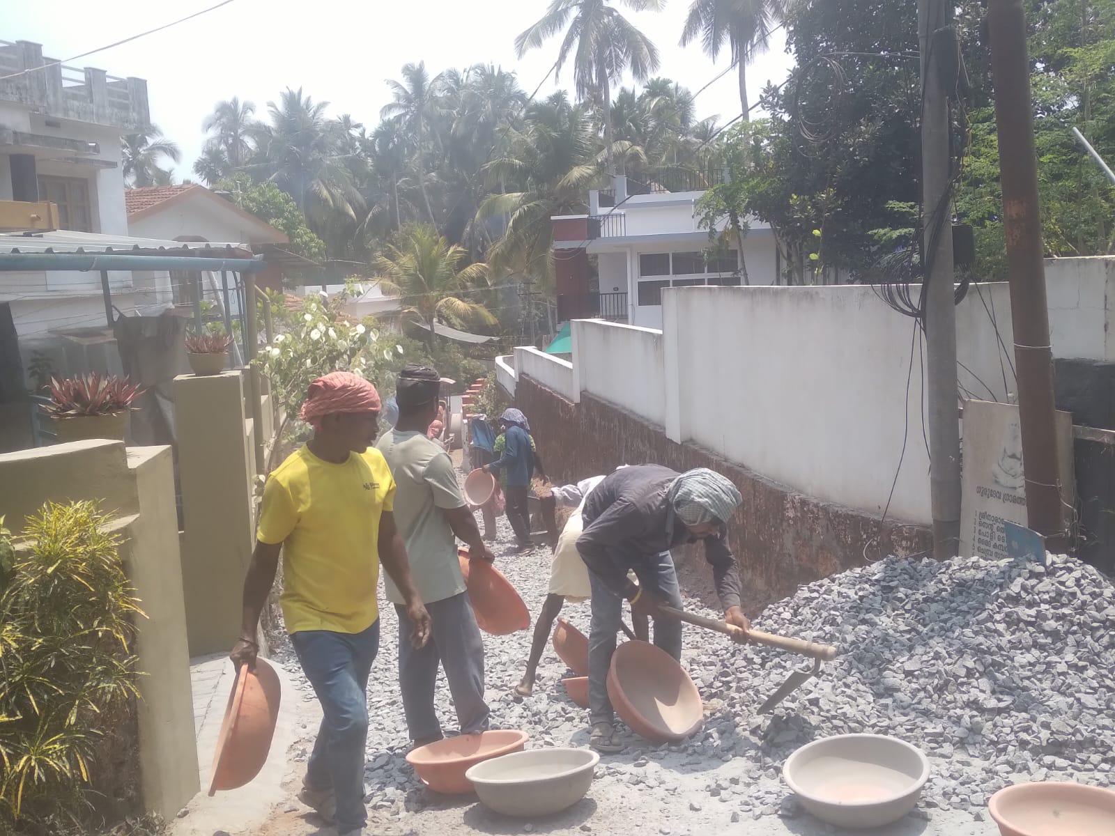 വേനൽ ചൂടിലും ടാറിങ്ങ്: ചാലക്കരയിൽ ഉച്ചയ്ക്ക് ടാറിങ് പ്രവൃത്തി