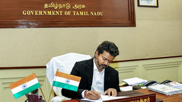 മദ്യശാലകൾക്ക് പൂട്ടിട്ട് വിജയ്; തമിഴ്നാട്ടിൽ 717 ടാസ്മാക് ഷോപ്പുകൾ അടച്ചുപൂട്ടാൻ മുഖ്യമന്ത്രിയുടെ ഉത്തരവ്