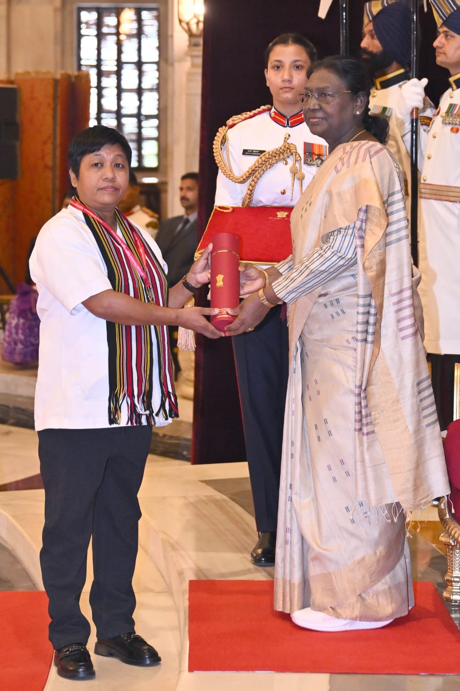 നഴ്‌സുമാർ ഉയർന്ന സേവന നിലവാരത്തിന്റെ ഉത്തമ ഉദാഹരണം; ഗുണനിലവാരമുള്ള ആരോഗ്യ സംരക്ഷണത്തിൽ അവർ നിർണായക പങ്ക് വഹിക്കുന്നു: രാഷ്‌ട്രപതി ദ്രൗപതി മുർമു