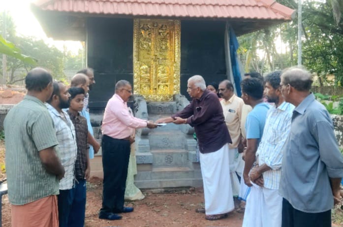 ഈസ്റ്റ് പള്ളൂർ അവറോത്ത്  വേട്ടക്കൊരുമകൻ ചുഴലി ഭഗവതി ക്ഷേത്രം: താക്കോൽ കൈമാറ്റ ചടങ്ങ് നടന്നു