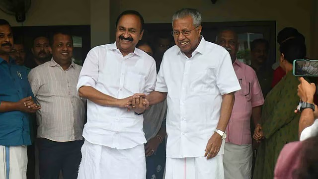 പൂമുഖത്തേക്ക് ഇറങ്ങിവന്ന് സ്വീകരിച്ച് പിണറായി വിജയന്‍, വിഡി സതീശന്റെ കൈ പിടിച്ച് മുറിക്കകത്തേക്ക്; ഹൃദ്യമായ കൂടിക്കാഴ്ച