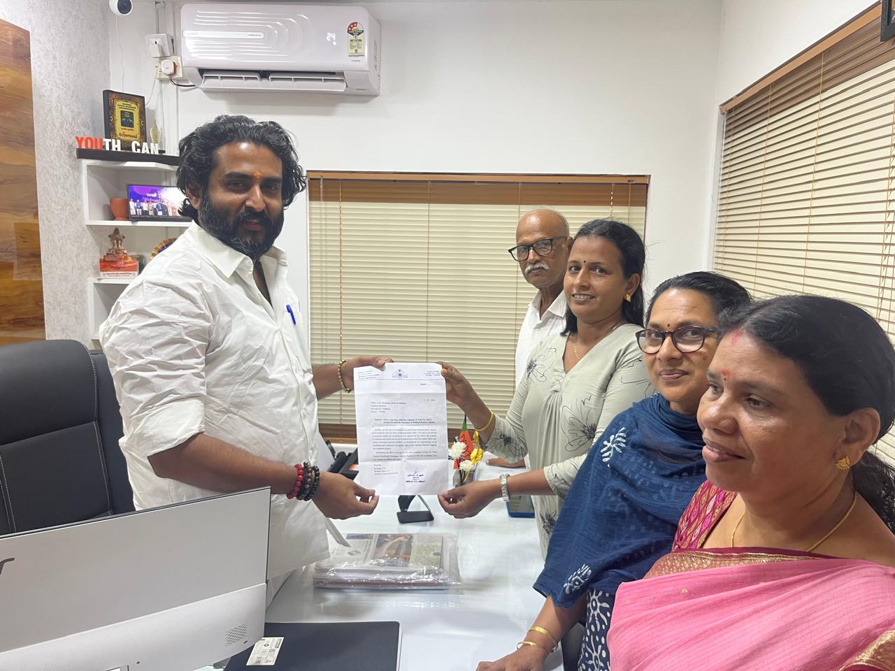കണ്ണൂർ കോഴിക്കോട് പാസഞ്ചറിന് മുക്കാളിയിൽ സ്‌റ്റോപ്പ് അനുവദിക്കുന്നതിന് ബിജെപി ജില്ലാ പ്രസിഡൻ്റിന് നിവേദനം നൽകി വാർഡ് മെമ്പർ ശ്രീകല. വി.എൻ