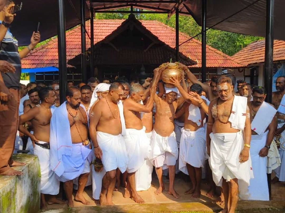 കൊട്ടിയൂർ വൈശാഖ മഹോത്സവം:വില്ലാപ്പാലൻ വലിയ കുറുപ്പിന്റെ സങ്കേതത്തിൽ നിന്നും നെയ്യാമൃത് വ്രതക്കാർ യാത്ര പുറപ്പെട്ടു