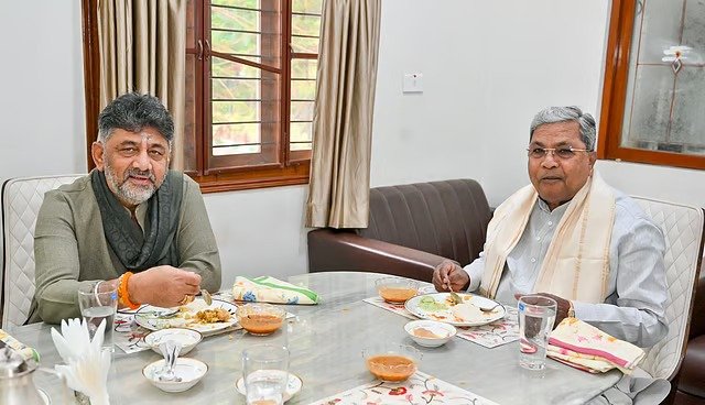 കർണ്ണാടകത്തിൽ സിദ്ധരാമയ്യയുടെ രാജി ഗവർണ്ണർ സ്വീകരിച്ചു; പുതിയ മന്ത്രിസഭാ ചർച്ചകൾക്കായി ഡികെയും സിദ്ധരാമയ്യയും ഡൽഹിയിൽ