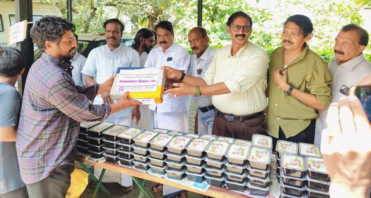 പെരുന്നാൾ ദിനത്തിൽ ഭക്ഷണ വിതരണം നടത്തി,സി.എച്ച് സെന്റർ മാതൃകയായി