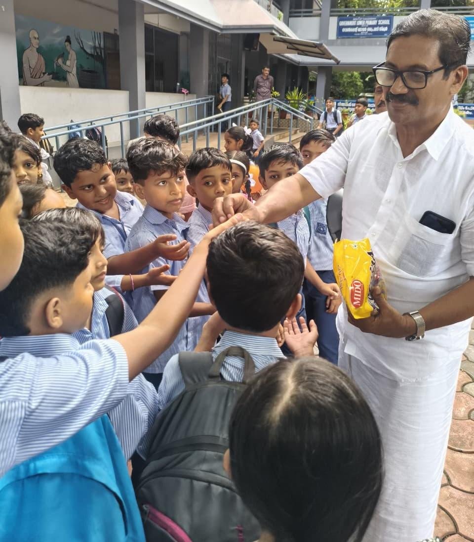*പ്രവേശനോത്സവത്തിന് നിറം പകർന്ന് എം.എൽ.എ; എല്ലാ സർക്കാർ സ്കൂളുകളിലും സന്ദർശനം*