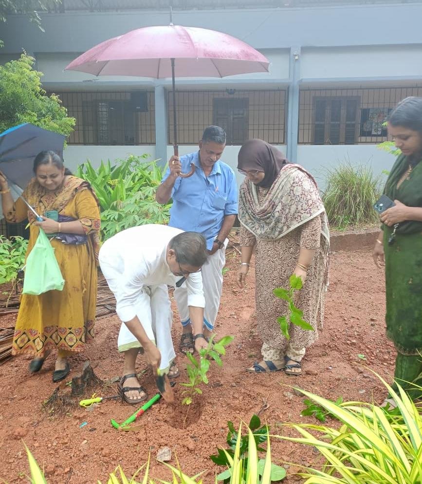 പരിസ്ഥിതി ദിനാചരണത്തിന് മാറ്റുകുട്ടി എം.എൽ എയുടെ അപ്രതീക്ഷിത സന്ദർശനം