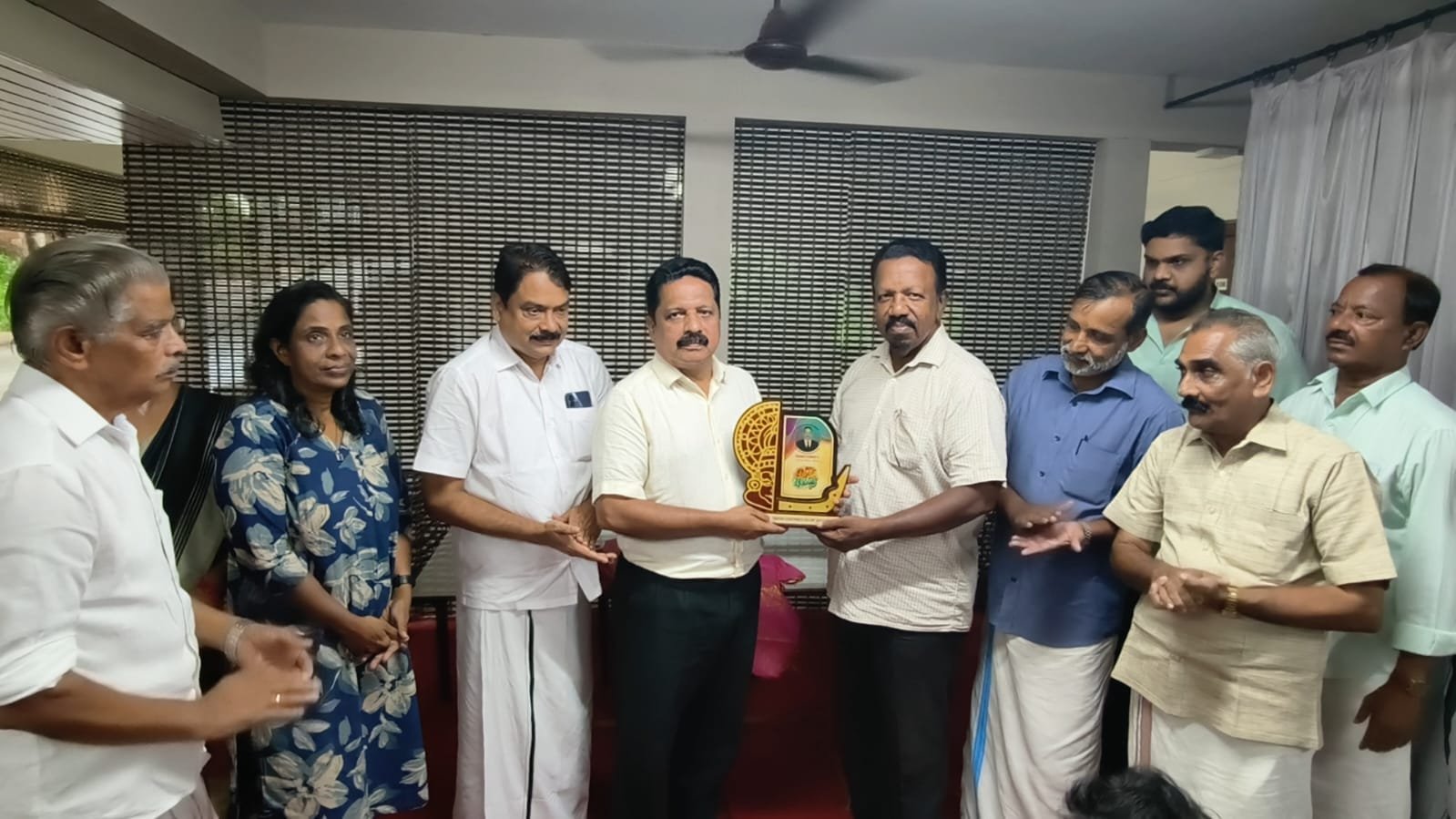 ലേബർ ഓഫീസർ കെ. മനോജ് കുമാറിന് യാത്രയയപ്പ് നൽകി.
