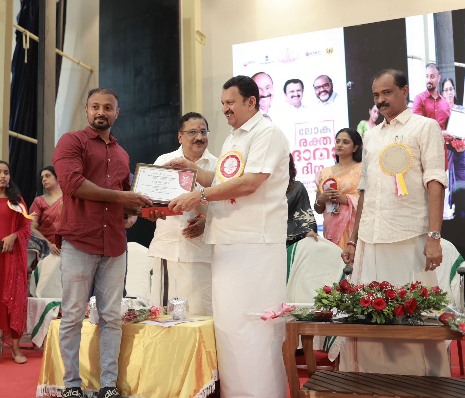 ബ്ലഡ് ഡോണേഴ്സ് കേരള സംസ്ഥാന കമ്മിറ്റി അംഗം റയീസ് മാടപ്പീടികക്ക് തുടർച്ചയായി നലാം തവണയും കെ എസ് ബി ടി സി അവാർഡ്.