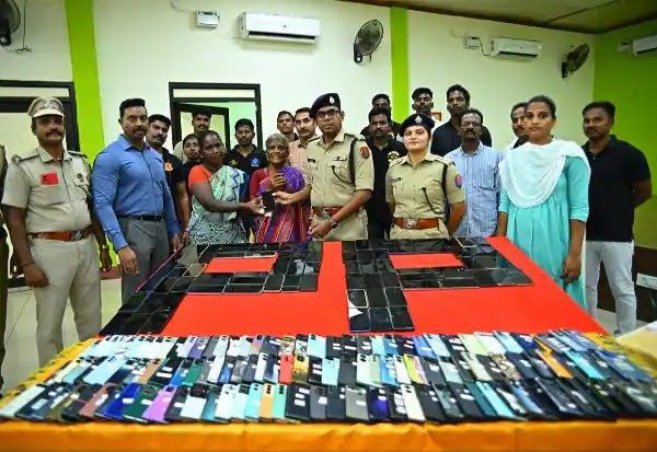 നഷ്‌ടപ്പെട്ടുപോയ  45 ലക്ഷം രൂപ വിലമതിക്കുന്ന 240 ഓളം മൊബൈൽ ഫോണുകൾ കണ്ടെടുത്ത് പുതുച്ചേരി പോലീസ്
