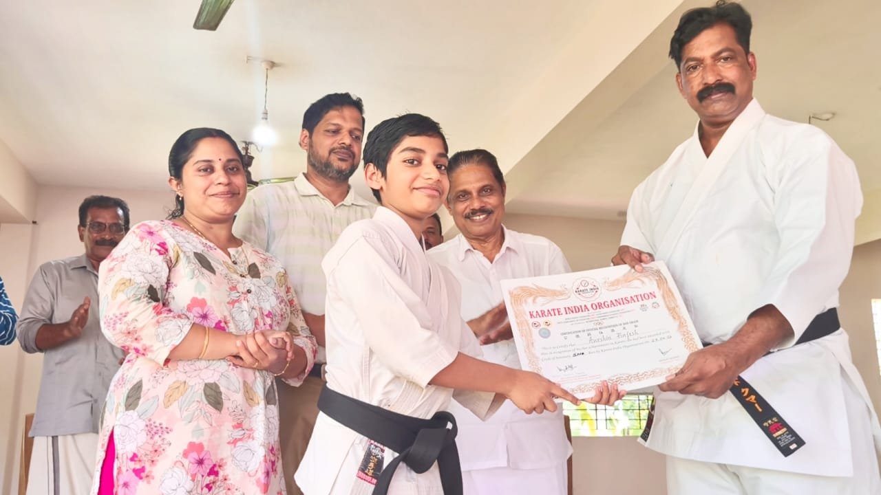കവിയൂർ ശ്രീനാരായണമഠത്തിന്റെ അഭിമുഖത്തിൽ അനുമോദനയോഗവും ഉപഹാര സമർപ്പണവും നടന്നു