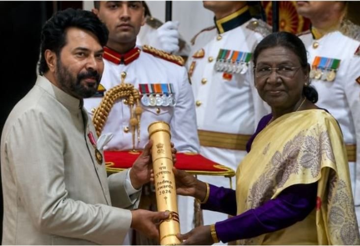 മമ്മൂട്ടി രാജ്യത്തിന്റെ മൂന്നാമത്തെ ഉയർന്ന സിവിലിയൻ ബഹുമതിയായ പത്മഭൂഷൺ പുരസ്‌കാരം ഏറ്റുവാങ്ങി.
