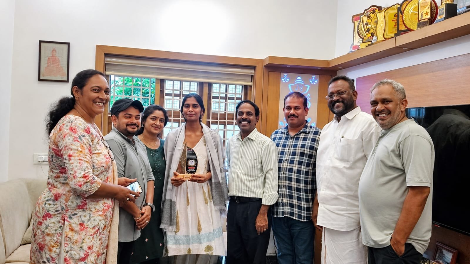 മാഹി സ്വദേശി വീണാധാരി ധൻജിത്തിനെ സബർമതി ഫൗണ്ടേഷൻ ആദരിച്ചു