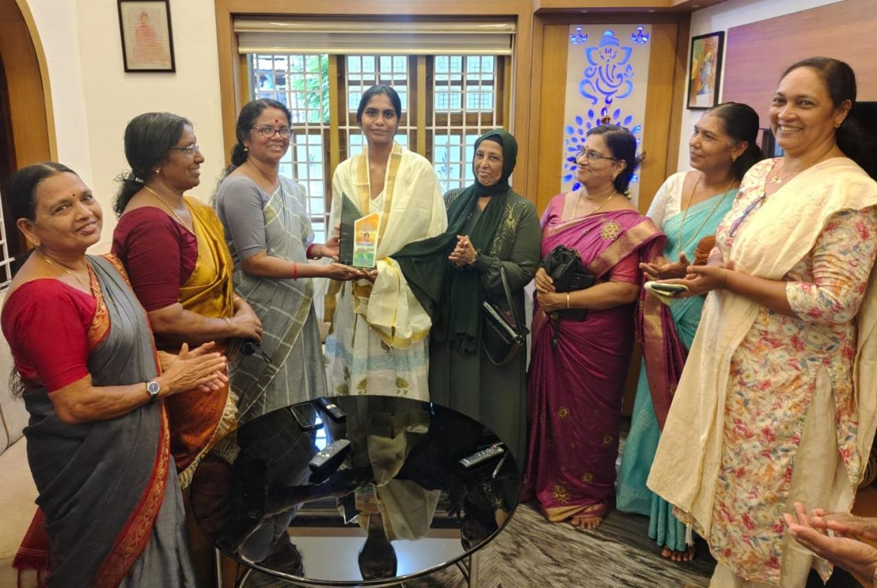 പുതുച്ചേരിയുടെ ശബ്ദം: വീണാധാരി ധനിജിത്തിന് മഹിള കോൺഗ്രസ്സിന്റെ ആദരവ്