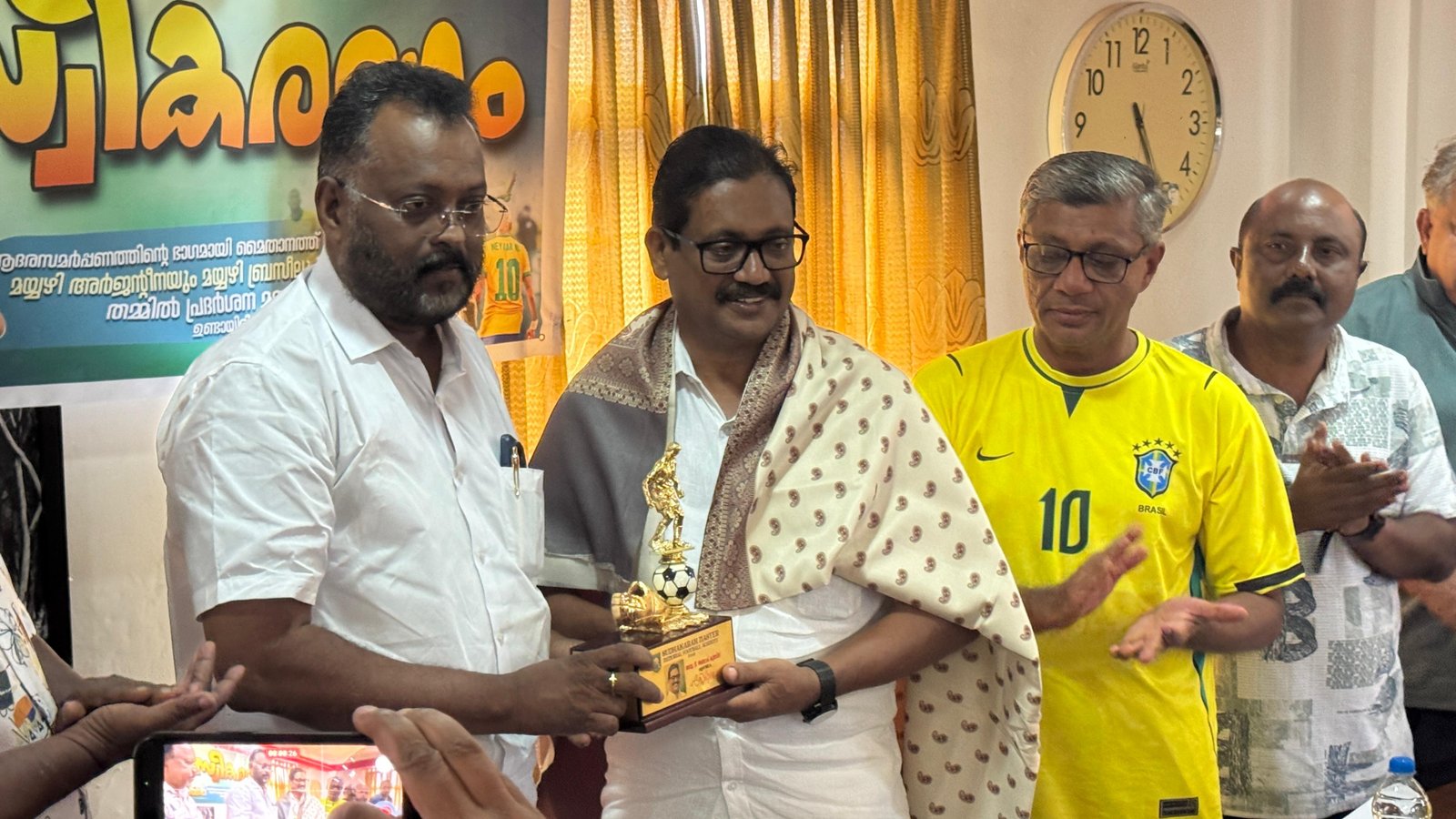 എം. എൽ. എ. യ്ക്ക് സ്വീകരണം നൽകി..