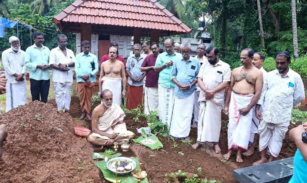 ശിവക്ഷേത്ര ചുറ്റമ്പല കട്ടിളവെപ്പ്  കർമ്മം   നടത്തി