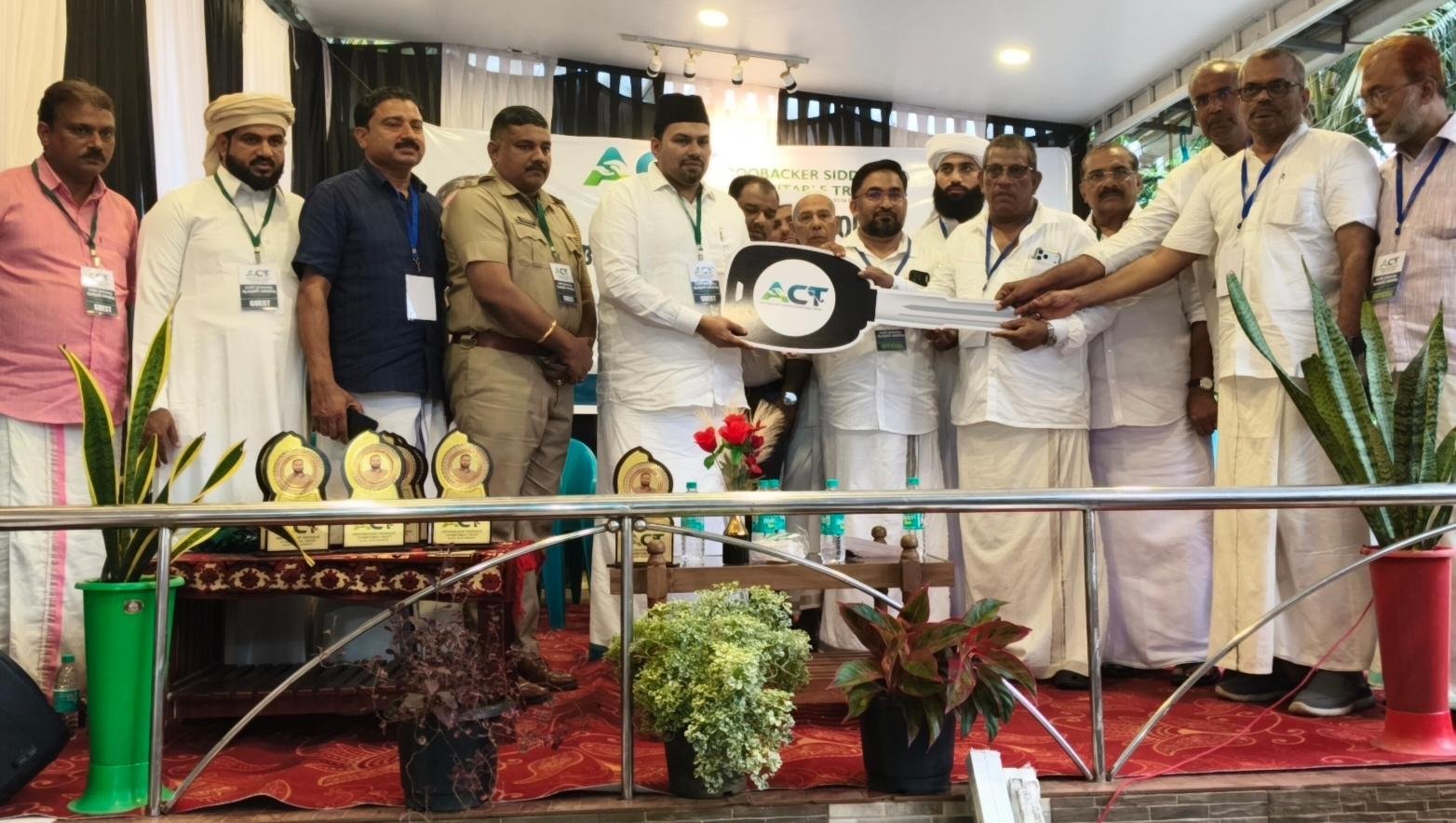 അബൂബക്കർ സിദ്ധീഖ് ചാരിറ്റബിൾ ട്രസ്റ്റിന് തുടക്കം; ആംബുലൻസ് സമർപ്പിച്ചു