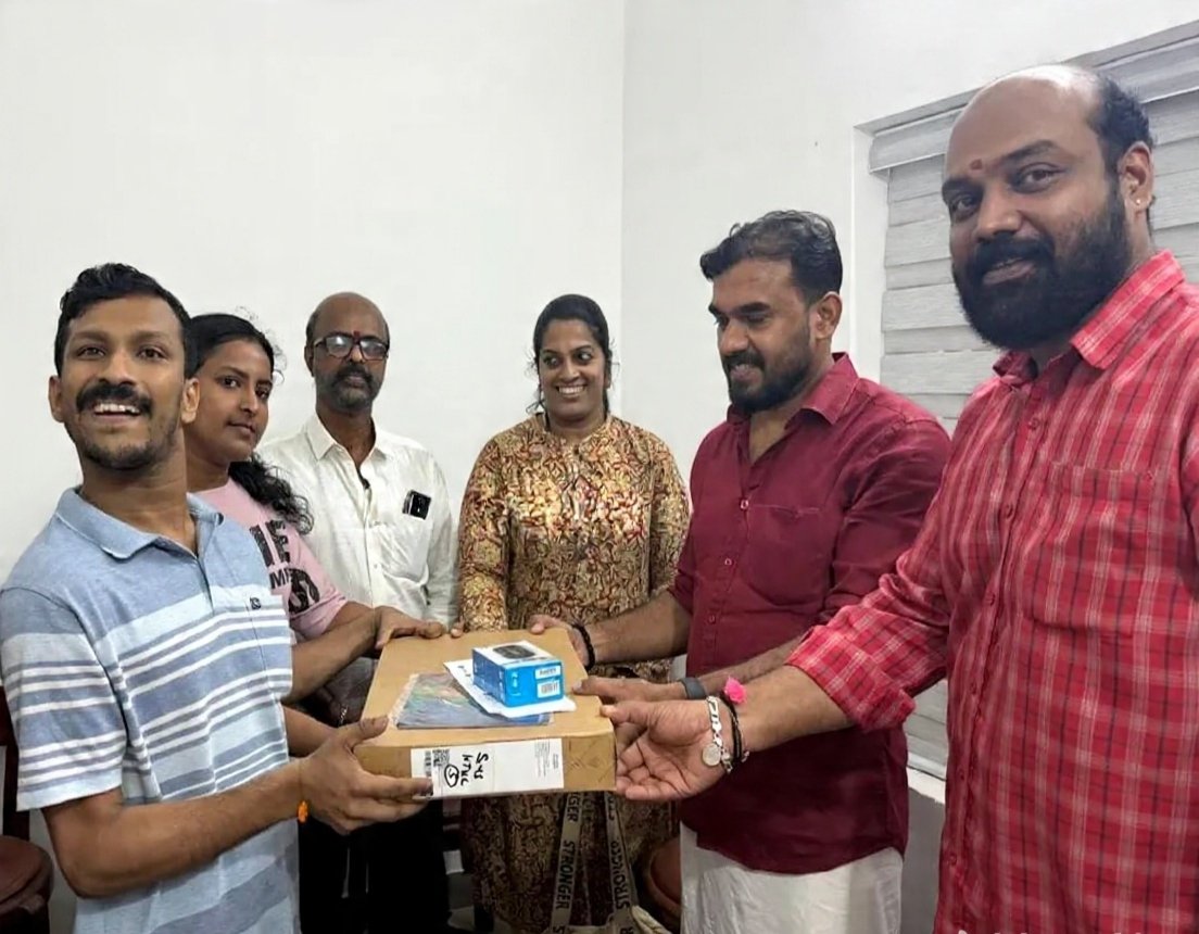 സുരേഷ് ഗോപി നൽകിയ ലാപ്ടോപ് ദീപക് സുരേഷിന് കൈമാറി