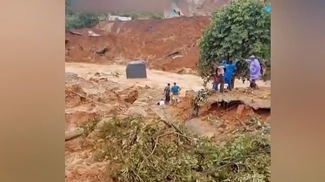 വയനാട്ടില്‍ വന്‍ മണ്ണിടിച്ചില്‍; അപകടം തുരങ്കപാത നിര്‍മാണ സ്ഥലത്ത്; നിരവധി പേര്‍ കുടുങ്ങിയതായി സംശയം