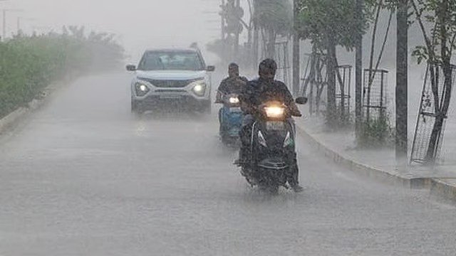 വയനാട്ടിലും കോഴിക്കോട്ടും റെഡ് അലര്‍ട്ട്; മൂന്ന് ജില്ലകളില്‍ ഓറഞ്ച്, സംസ്ഥാനത്ത് അതിതീവ്ര മഴ മുന്നറിയിപ്പ്; ജാഗ്രത