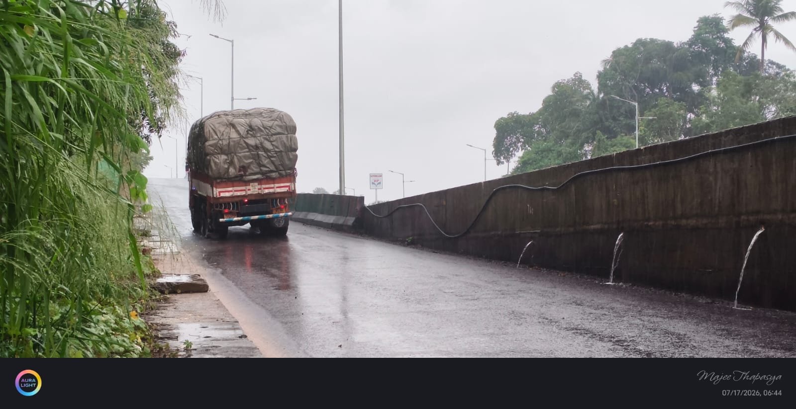 ടോൾ നൽകി യാത്ര; സർവീസ് റോഡിൽ ഗതാഗതക്കുരുക്ക് രൂക്ഷം മേൽപ്പാല നിർമാണത്തിനിടെ ബദൽ ക്രമീകരണം അപര്യാപ്തമെന്ന് പരാതി