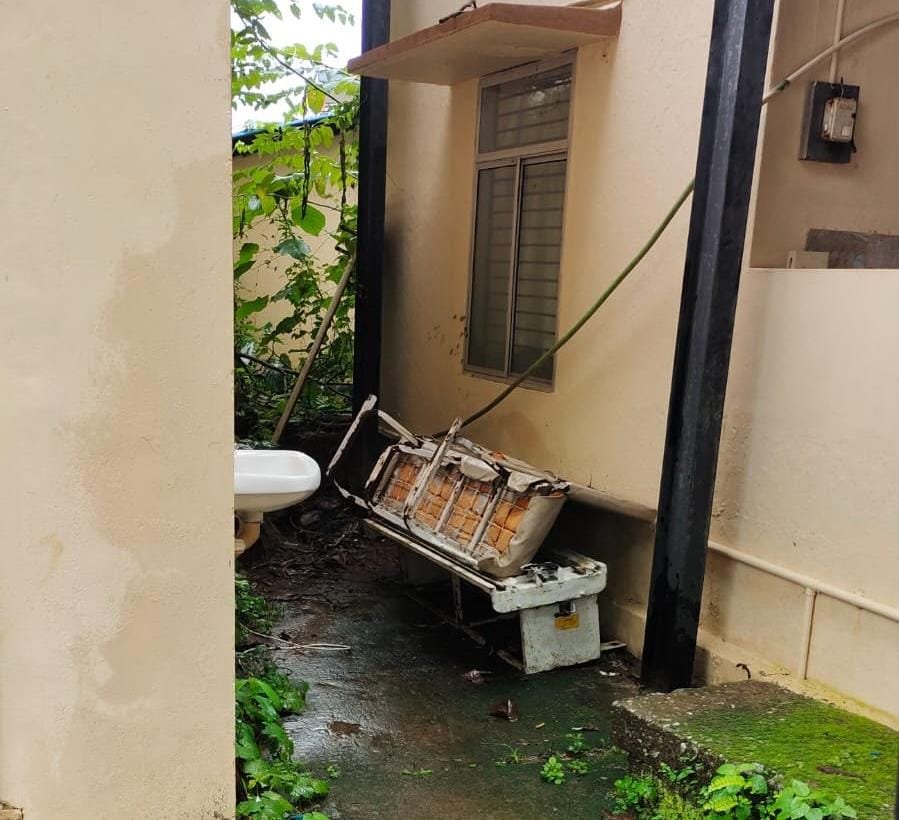 മാഹി ആശുപത്രി ആംബുലൻസിന്റെ അഴിച്ചുമാറ്റിയ സീറ്റ് മഴയും വെയിലും ഏറ്റ് തുരുമ്പെടുക്കുന്നു; അറ്റകുറ്റപ്പണി വൈകുന്നതായി പരാതി
