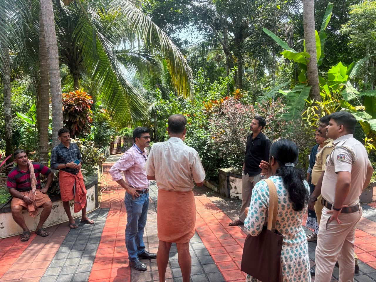 പനമരം മുറിക്കാൻ വന്ന നഗരസഭ അധികൃതരും പോലീസും ആച്ചുവിൻ്റെ പിടിവാശിക്കു മുമ്പിൽ ഭയന്ന്  പിൻമാറി
